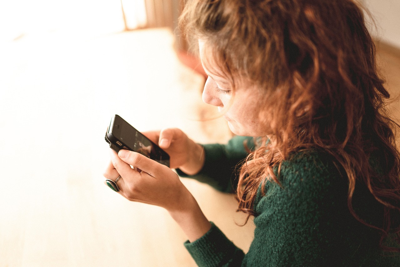 What to Look for in a Live Chat and SMS Platform for Your Business