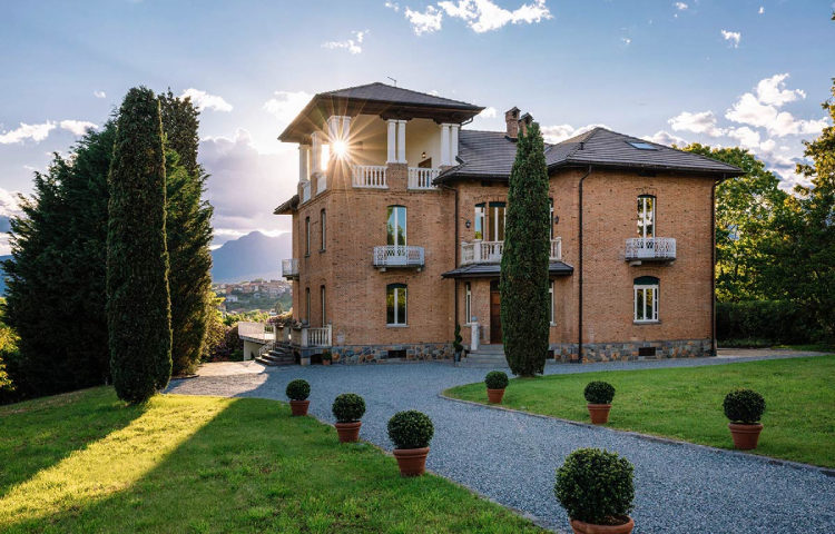 luxury real estate auctions