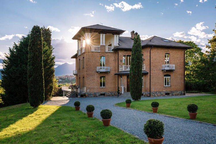 luxury real estate auctions